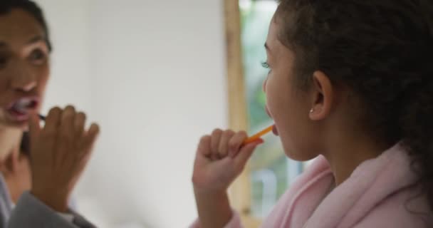 Feliz Madre Mestiza Hija Cepillándose Los Dientes Baño Concepto Vida — Vídeos de Stock