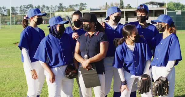 Retrato Grupal Diverso Equipo Jugadoras Béisbol Entrenadoras Máscaras Faciales Campo — Vídeo de stock