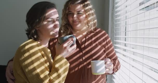 Couple Lesbienne Caucasien Embrassant Buvant Café Vie Domestique Passer Temps — Video