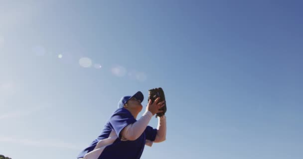 Camiseta Béisbol Femenina Raza Mixta Atrapando Dejando Caer Pelota Soleado — Vídeo de stock