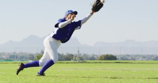 Kaukázusi Női Baseball Játékos Baseball Pályán Labdázik Búvárkodik Női Baseball — Stock videók