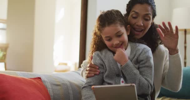 Šťastný Smíšený Závod Matka Dcera Sedí Pohovce Baví Pomocí Tabletu — Stock video