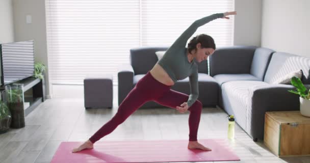 Kaukasierin Hält Sich Fit Und Dehnt Sich Auf Yogamatte Häusliches — Stockvideo