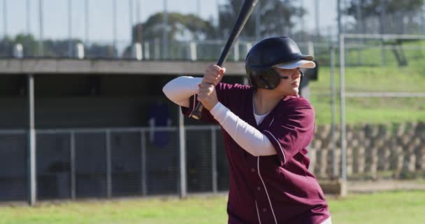 Vegyes Fajú Női Baseball Játékos Ütő Ütő Ütő Dobott Labdáért — Stock videók