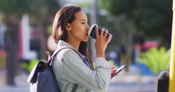 Asiatisk Kvinna Som Håller Smartphone Och Dricker Hämtkaffe Digital Nomad — Stockvideo