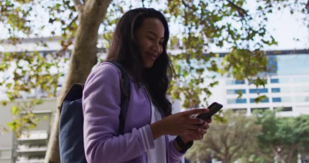 Asijská Žena Úsměvem Při Použití Smartphone Stojící Parku Moderní Životní — Stock video