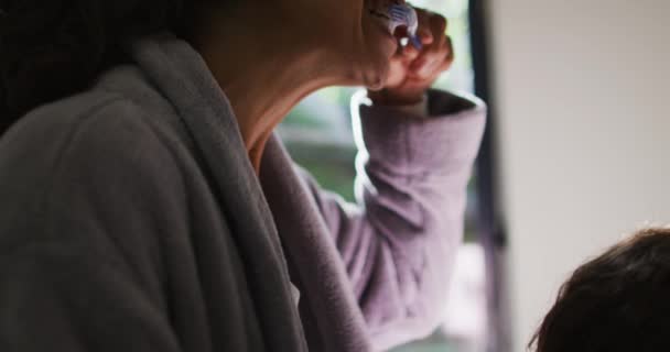 Feliz Madre Mestiza Hija Cepillándose Los Dientes Baño Concepto Vida — Vídeos de Stock