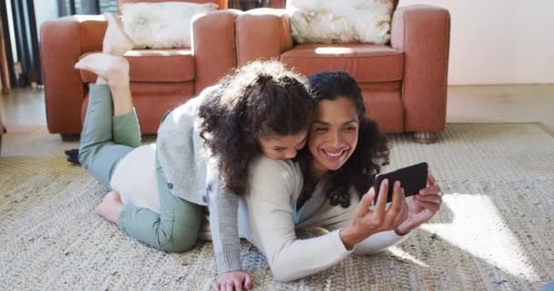Melez Anne Kızın Yerde Yatıp Eğlenirken Selfie Çekerken Mutlu Olun — Stok video