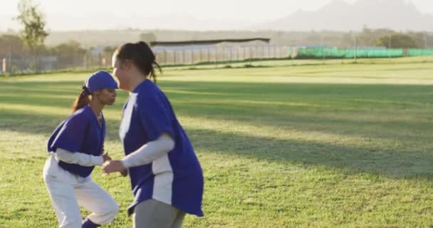 Különböző Női Baseball Játékosok Csoportjai Mozognak Pályán Bóják Között Női — Stock videók