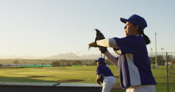 ピッチで練習し ボールを投げ キャッチする女性野球選手の多様なグループ 女子野球チームスポーツトレーニングゲーム戦術 — ストック動画