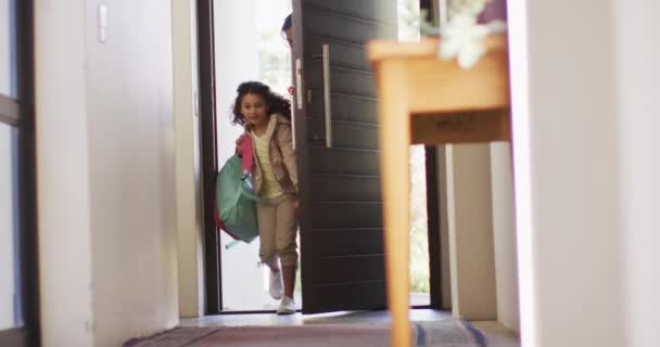 Mestiço Mãe Filha Entram Casa Vida Doméstica Conceito Tempo Lazer — Vídeo de Stock