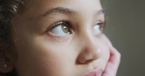 Ragazza Riflessiva Razza Mista Seduta Soggiorno Concetto Vita Domestica Tempo — Video Stock