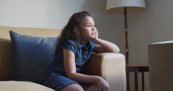 混合种族周到的女孩 坐在苏打水客厅 家庭生活和闲暇时间概念 — 图库视频影像