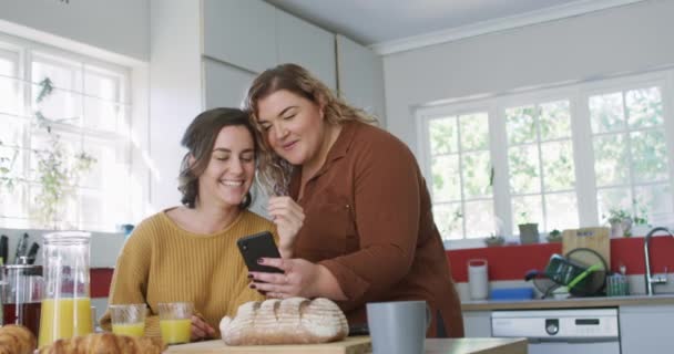 Kaukasisches Lesbisches Paar Das Mit Smartphone Tisch Sitzt Häusliches Leben — Stockvideo