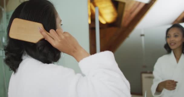 Mulher Raça Mista Vestindo Roupão Banho Olhando Para Espelho Escovando — Vídeo de Stock