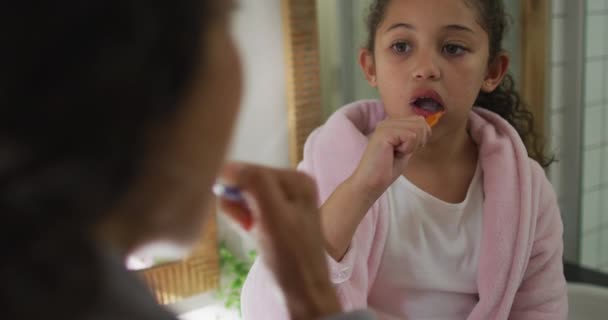 Glad Blandras Flicka Borsta Tänderna Badrummet Familjeliv Och Fritidskoncept — Stockvideo