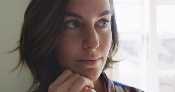 Retrato Mulher Caucasiana Sorrindo Olhando Para Câmera Vida Doméstica Passar — Vídeo de Stock