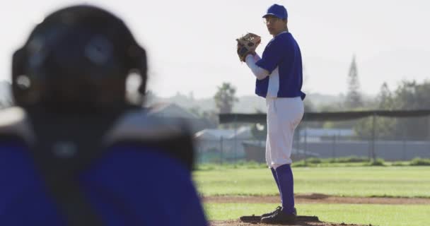 Jugadora Béisbol Caucásica Usando Gafas Lanzando Pelota Campo Béisbol Equipo — Vídeos de Stock