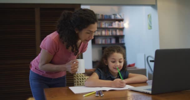 Feliz Madre Hija Raza Mixta Haciendo Los Deberes Juntos Casa — Vídeos de Stock