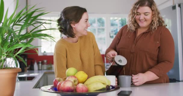 Glada Kaukasiska Lesbiska Par Ler Och Häller Kaffe Köket Hushållsliv — Stockvideo