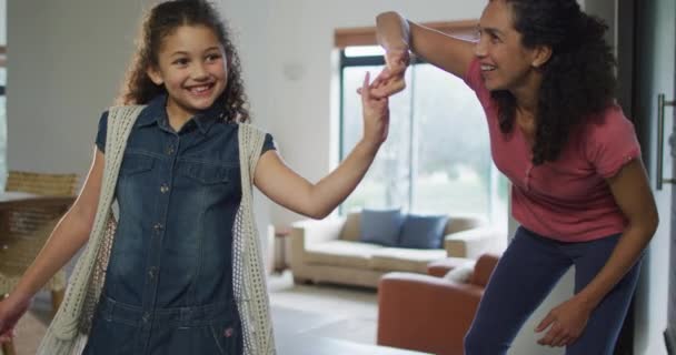 Gelukkige Gemengde Ras Moeder Dochter Dansen Woonkamer Huishoudelijk Leven Vrije — Stockvideo