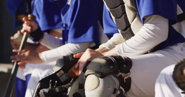 Jogadora Beisebol Branca Sentada Banco Com Equipe Vestindo Capacete Time — Vídeo de Stock