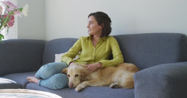 Donna Caucasica Sorridente Seduta Sul Divano Con Cane Vita Domestica — Video Stock
