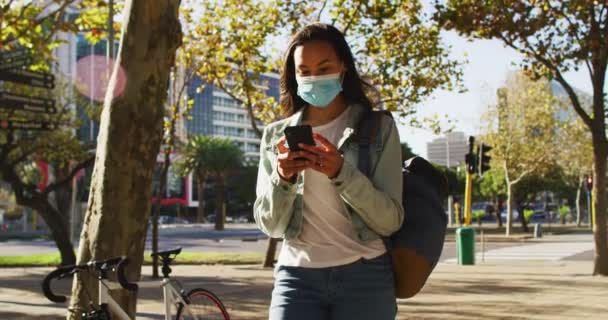 Asijka Obličejovou Maskou Pomocí Chytrého Telefonu Stojící Parku Koronavirus Covid — Stock video