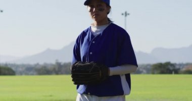 Göz siyahı giymiş, eldivene top atan melez kadın beyzbol oyuncusunun portresi. Kadın beyzbol takımı, spor antrenmanı ve oyun taktikleri.