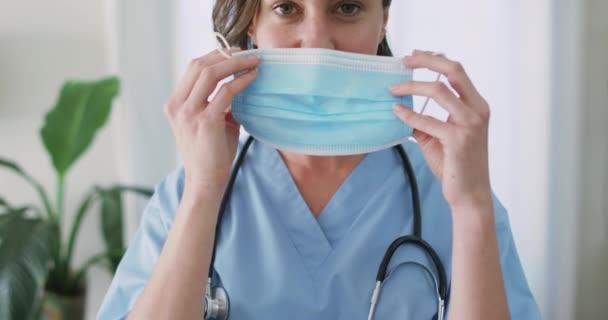 Porträtt Kaukasiska Kvinnliga Läkare Bär Ansiktsmask Hemma Medicin Hälso Och — Stockvideo