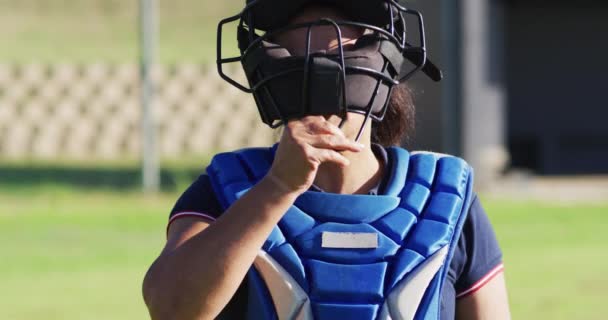 Retrato Jogador Beisebol Feminino Caucasiano Feliz Campo Tirando Capacete Sorrindo — Vídeo de Stock