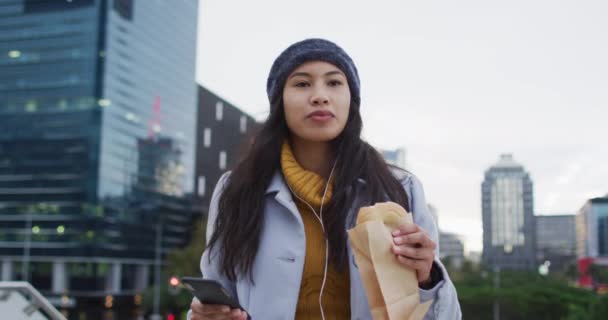 Mujer Asiática Caminando Con Smartphone Comiendo Sándwich Nómada Digital Sobre — Vídeos de Stock