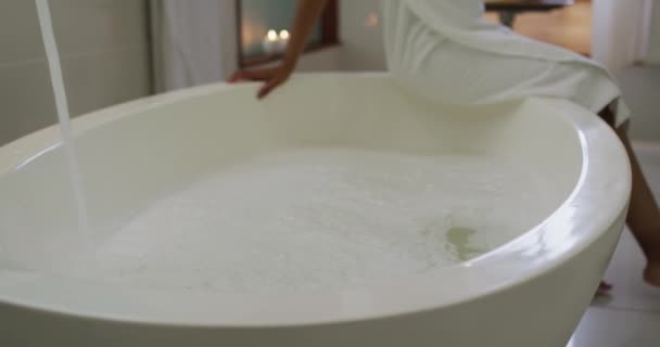 Mulher Raça Mista Tomar Banho Vida Doméstica Passar Tempo Livre — Vídeo de Stock