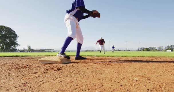 Různé Ženské Baseballové Hráčky Hráčka Základně Chytá Běžícího Pálkaře Baseballovém — Stock video
