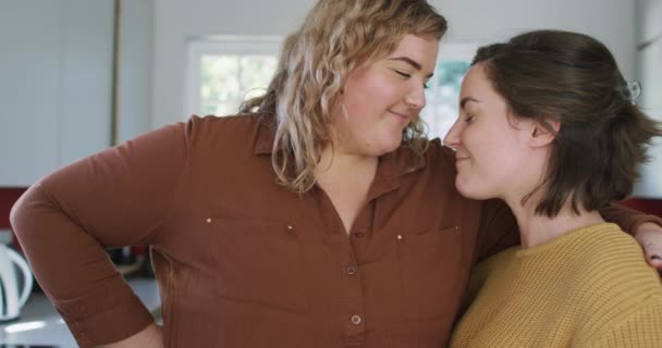 Feliz Casal Lésbico Caucasiano Abraçando Olhando Para Outro Casa Vida — Vídeo de Stock