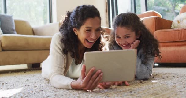 Melez Anne Kızın Yerde Yatıp Eğleniyor Tablet Kullanıyor Hayatı Aile — Stok video