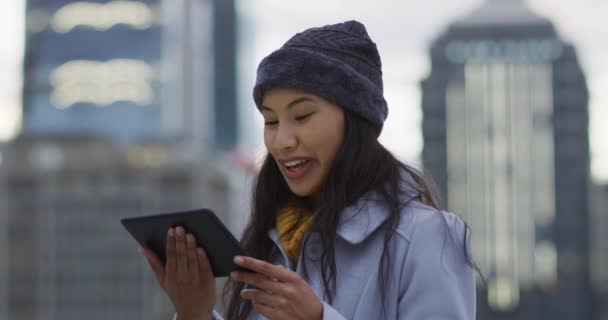 Aziatische Vrouw Met Behulp Van Tablet Het Maken Van Videogesprek — Stockvideo