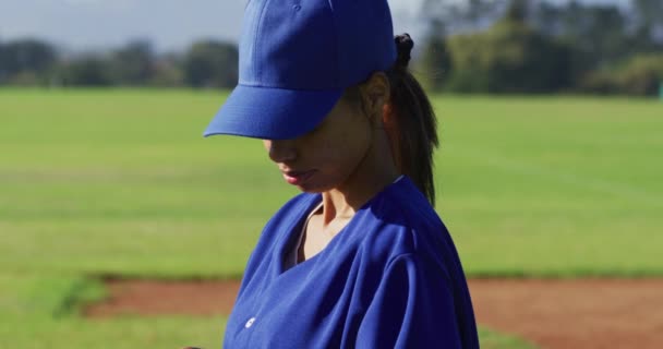 Portré Boldog Vegyes Fajú Női Baseball Játékos Pályán Mosolygós Női — Stock videók