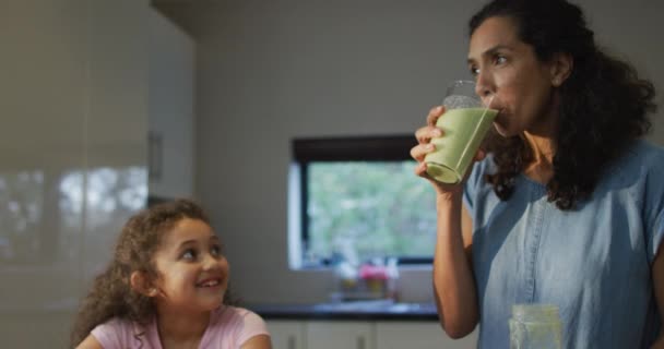 Mestiça Mãe Filha Bebendo Smoothie Cozinha Vida Doméstica Conceito Tempo — Vídeo de Stock