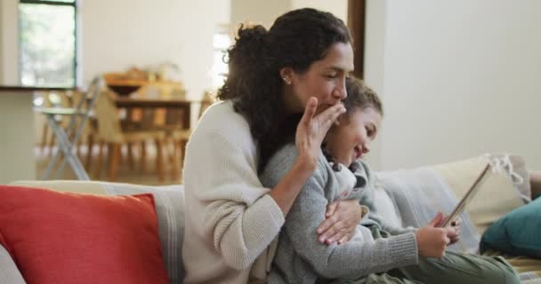 Feliz Mestiço Mãe Filha Sentados Sofá Divertindo Usando Tablet Vida — Vídeo de Stock