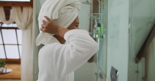 身穿浴衣的混血女子看着镜子 家庭生活 消磨时光在家休息 — 图库视频影像