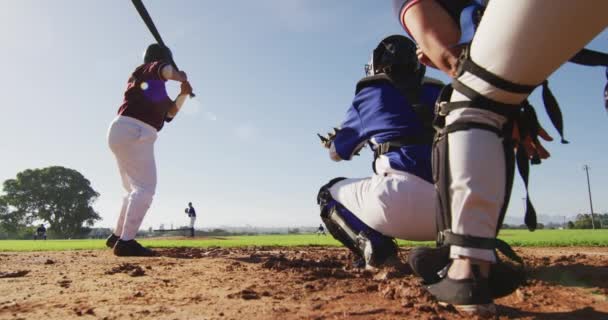 Různorodá Skupina Baseballistek Hraje Hřišti Pálí Nadhazovačkou Ženský Baseballový Tým — Stock video