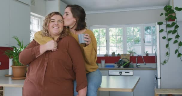 白人女同性恋夫妇拥抱和喝咖啡 家庭生活 在家里消闲 — 图库视频影像