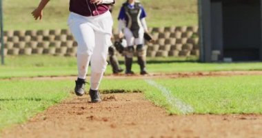 Sahada oynayan bayan beyzbolcuların düşük kesimi, kaleye koşan vurucular. Kadın beyzbol takımı, spor eğitimi ve oyun taktikleri. o