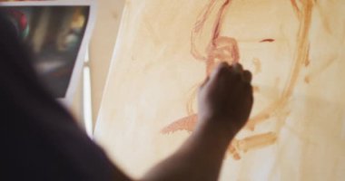 Ressam stüdyosundaki tuvalden resim yapan Afrikalı Amerikalı erkek ressam. sanat, yaratıcı ve boş zaman kavramı.