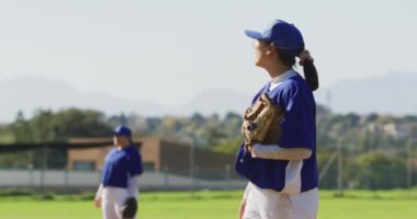 Kafkasyalı kadın beyzbolcunun kafa tutması, maçı kaybettikten sonra sahada çömelmesi. Spor eğitimi ve oyun taktikleri.