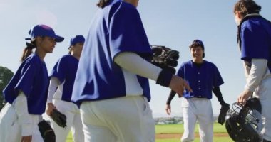 Kadın beyzbol oyuncularından oluşan mutlu bir takım maç üstüne kutlama yapıyor, bir araya toplanıyorlar. Kadın beyzbol takımı, spor antrenmanı ve oyun taktikleri.