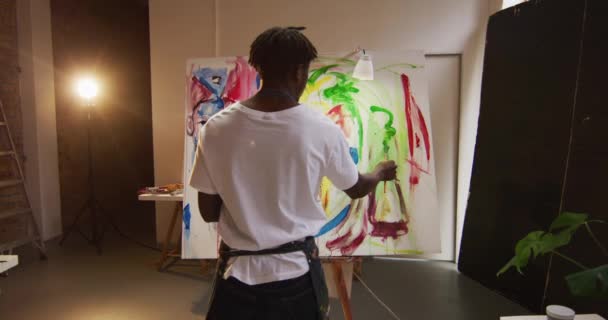 Afroameričtí Umělci Uměleckém Ateliéru Nosí Zástěru Štětcem Plátně Umění Hobby — Stock video