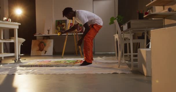 Αφροαμερικάνος Καλλιτέχνης Ρίχνει Μπογιά Καμβά Και Ζωγραφίζει Στο Στούντιο Τέχνη — Αρχείο Βίντεο