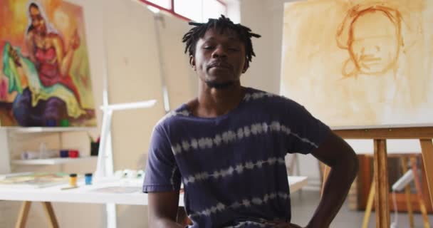Mosolygó Afro Amerikai Férfi Festő Portréja Művész Stúdióban Művészeti Kreatív — Stock videók